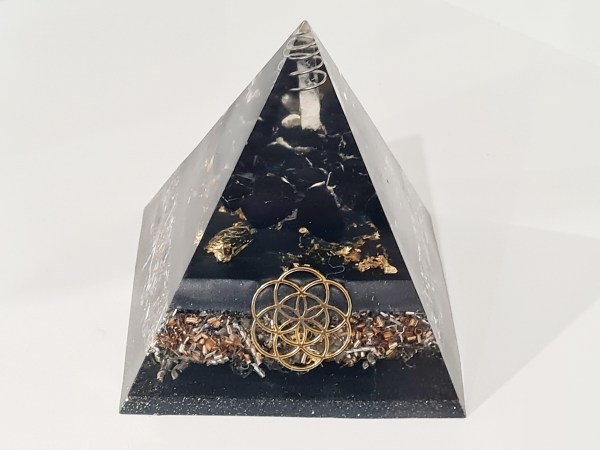 Orgonite pyramide tourmaline noire fleur de vie argentée